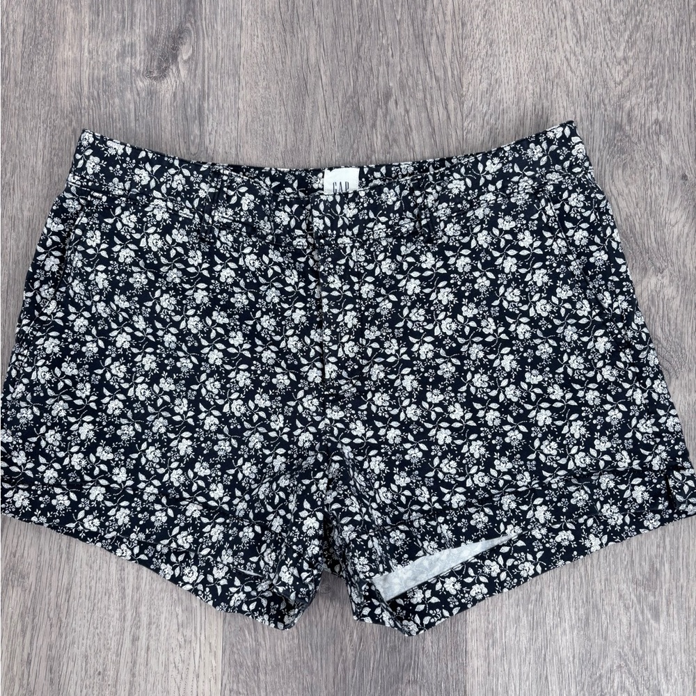 GAP Women's Black and White Floral City Shorts